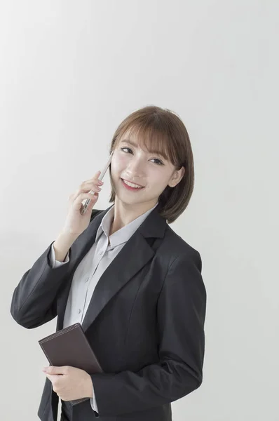 Jovem Mulher Asiática Vestindo Terno Sorrindo Falando Telefone — Fotografia de Stock