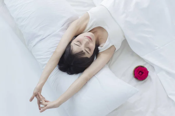 Top Vista Asiático Mujer Durmiendo Cerca Rojo Rosa Cama — Foto de Stock