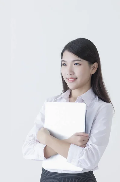 Jovem Mulher Asiática Vestindo Terno Segurando Laptop Sorrindo Olhando Para — Fotografia de Stock