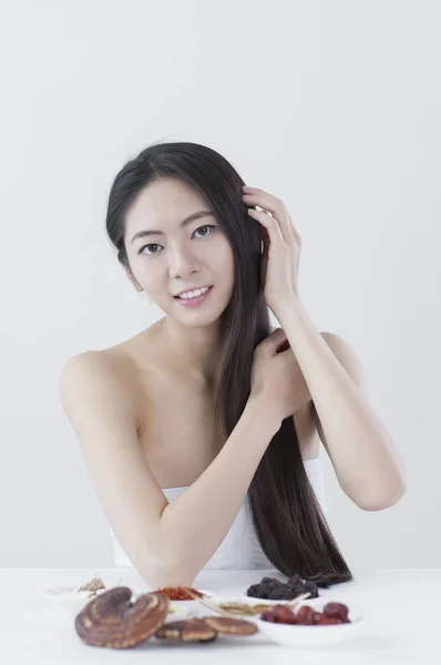 Красиві Азіатські Жінки Руки Волосся Посміхається Камеру — стокове фото
