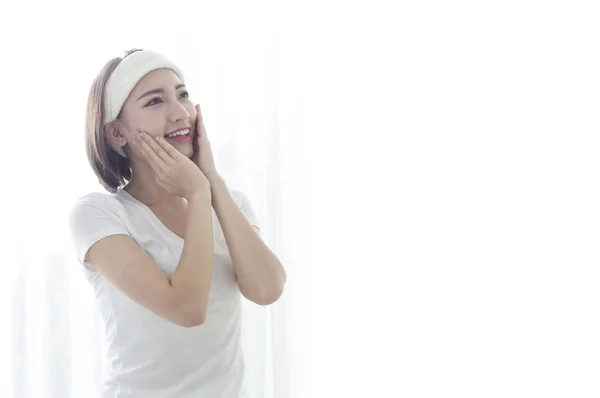 Joven Asiática Mujer Manos Cara Sonriendo Mirando Hacia Otro Lado —  Fotos de Stock