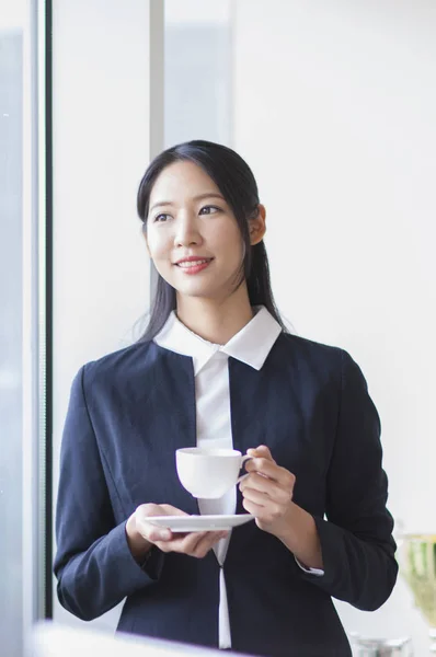 Jeune Femme Asiatique Tenant Une Tasse Café Souriant Regardant Loin — Photo