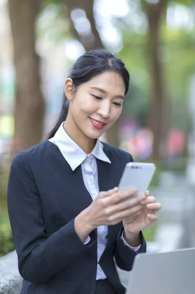Jovem Mulher Asiática Vestindo Terno Verificando Seu Telefone Celular — Fotografia de Stock