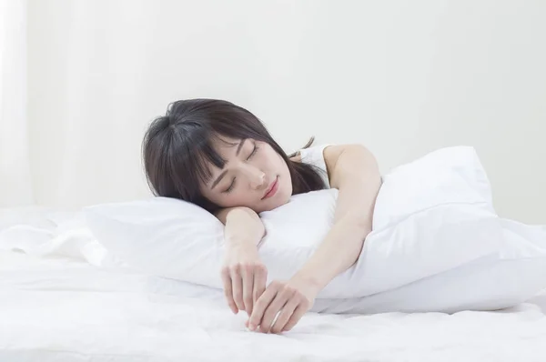 アジアの女性が眠っています — ストック写真