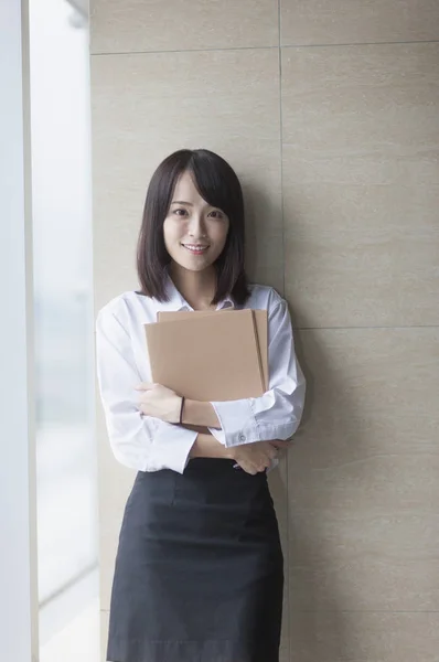 Jovem Mulher Asiática Vestindo Terno Segurando Alguns Arquivos Sorrindo Para — Fotografia de Stock