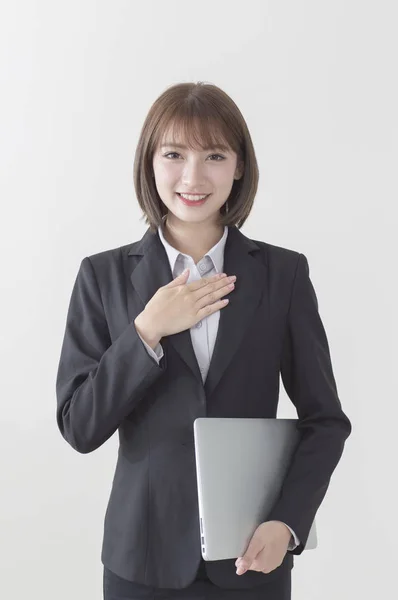 Jonge Aziatische Vrouw Dragen Een Pak Handen Haar Borst Glimlachen — Stockfoto