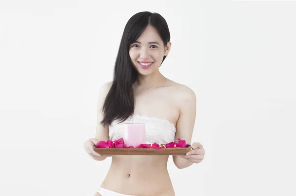 Jeune Femme Asiatique Tenant Une Assiette Roses Souriant Caméra — Photo