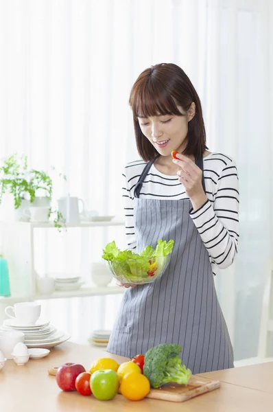 Junge Asiatin Isst Salat Und Lächelt — Stockfoto