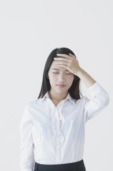 Wanita Asia Muda Mengenakan Jas Tangan Dahinya Tampak Lelah — Stok Foto