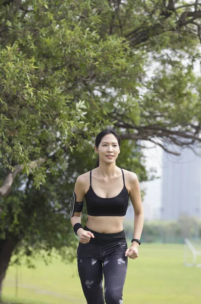 Młoda Kobieta Azjatyckiej Uśmiechający Się Jogging Parku — Zdjęcie stockowe