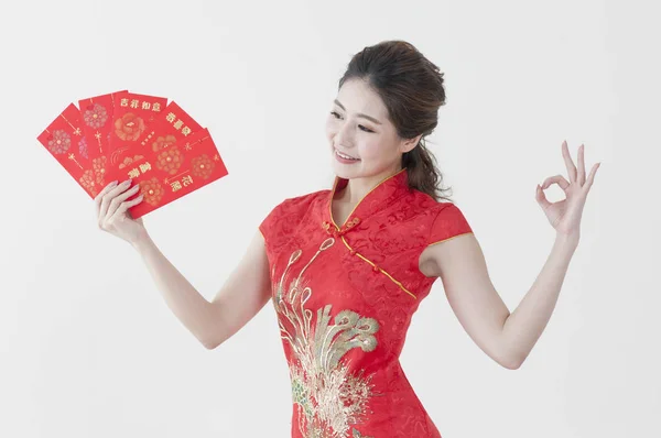 Mladá Čínská Žena Nosí Cheongsam Držení Některé Červené Obálky Usmívá — Stock fotografie