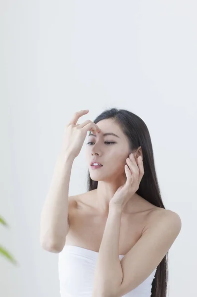 Een Mooie Aziatische Vrouw Handen Haar Neus — Stockfoto