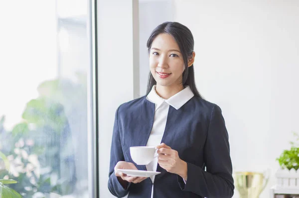 Jovem Mulher Asiática Segurando Uma Xícara Café Sorrindo Para Câmera — Fotografia de Stock