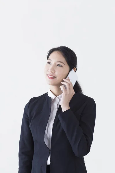 Jovem Mulher Asiática Vestindo Terno Falando Telefone Sorrindo Olhando Para — Fotografia de Stock