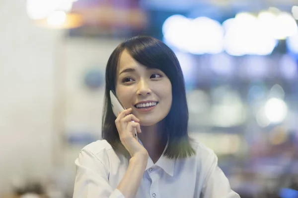 Jovem Mulher Asiática Vestindo Terno Sorrindo Falando Telefone — Fotografia de Stock