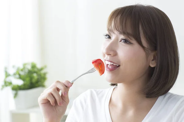 Νεαρά Ασιατικές Γυναίκα Χαμογελαστά Τρώει Ντομάτα — Φωτογραφία Αρχείου