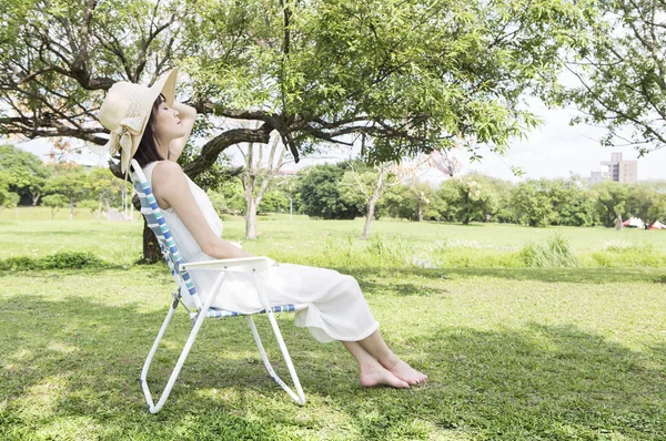 Młoda Kobieta Azjatyckich Sobie Białą Suknię Siedząc Ławce Oparzenie Słoneczne — Zdjęcie stockowe
