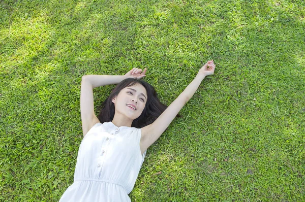 Jovem Mulher Asiática Vestindo Vestido Branco Sorrindo Deitado Grama — Fotografia de Stock
