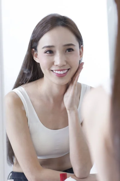 Jovem Mulher Asiática Mão Seu Rosto Sorrindo Olhando Para Espelho — Fotografia de Stock