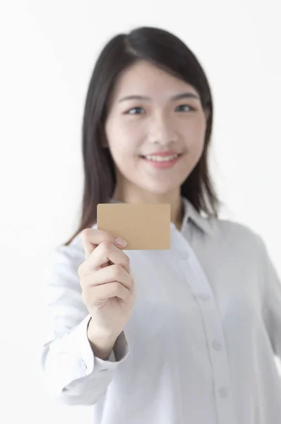 Giovane Donna Asiatica Indossa Abito Sorridente Mostrando Suo Nome Carta — Foto Stock