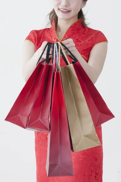 Joven Mujer China Con Cheongsam Sosteniendo Algunos Regalos Sonriendo Cámara —  Fotos de Stock