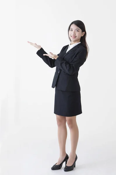 Jovem Asiática Vestindo Terno Mãos Para Cima Sorrindo Para Câmera — Fotografia de Stock