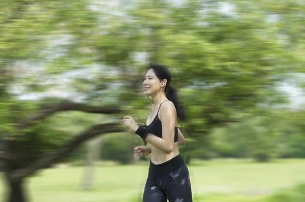 Młoda Kobieta Azjatyckiej Uśmiechający Się Jogging Parku — Zdjęcie stockowe