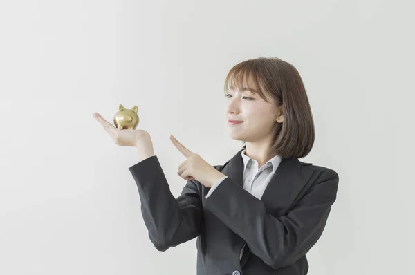 Jovem Ásia Mulher Vestindo Terno Segurando Ouro Porquinho Banco Sorrindo — Fotografia de Stock