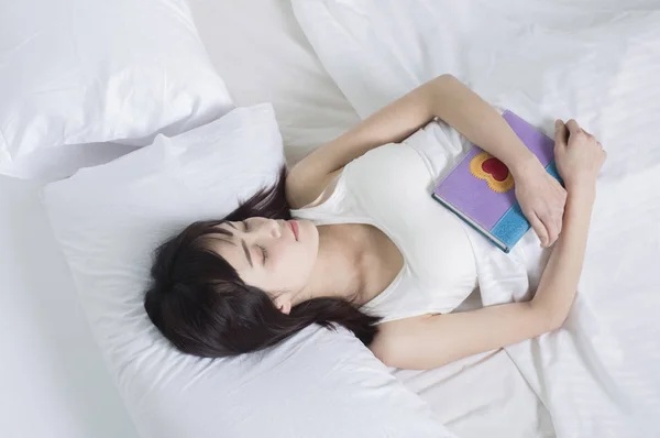 Asiático Mujer Durmiendo Con Libro — Foto de Stock