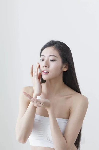 Une Belle Femme Asiatique Mettant Maquillage Sur Son Visage — Photo