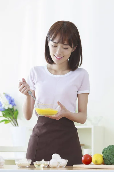 Ung Asiatisk Kvinna Matlagning Ägg Och Ler — Stockfoto