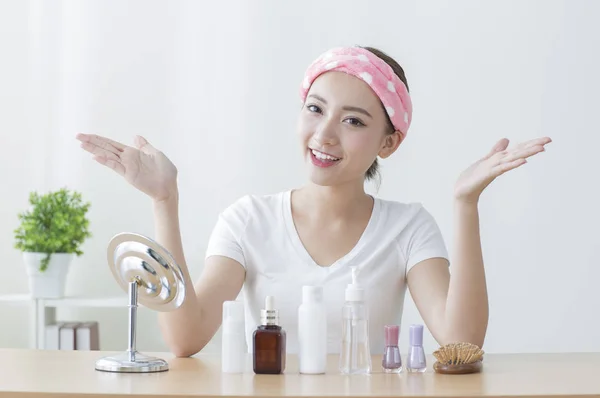 Jeune Femme Asiatique Les Mains Air Souriant Caméra — Photo