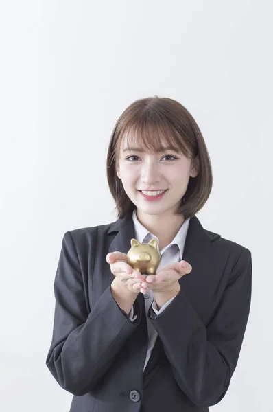 Jovem Ásia Mulher Vestindo Terno Segurando Até Ouro Porquinho Banco — Fotografia de Stock