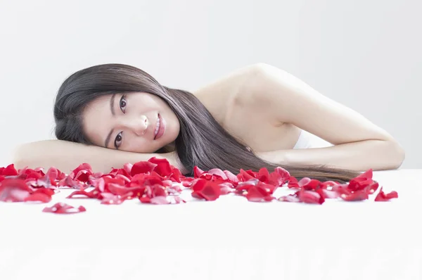 Une Belle Femme Asiatique Allongée Sur Des Roses Souriante — Photo