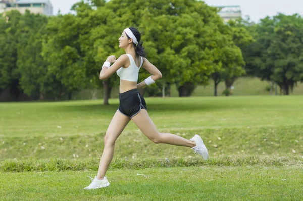 Jonge Aziatische Vrouw Die Lacht Joggen Het Park — Stockfoto