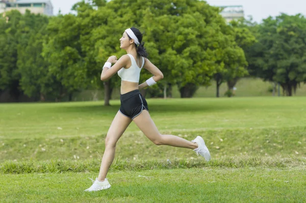 Joven Mujer Asiática Sonriendo Trotando Parque — Foto de Stock