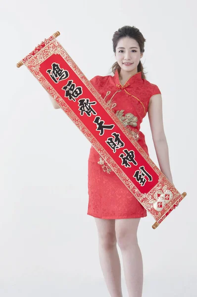 Mladá Čínská Žena Nosí Cheongsam Drží Čínský Dvojverší Usmívá Kameru — Stock fotografie