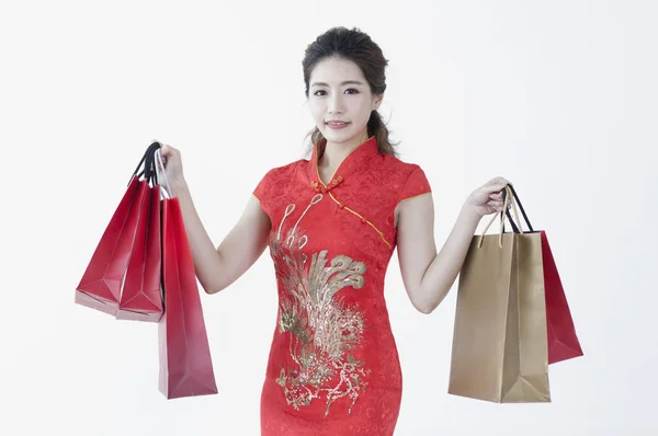 Joven Mujer China Con Cheongsam Sosteniendo Algunos Regalos Sonriendo Cámara —  Fotos de Stock