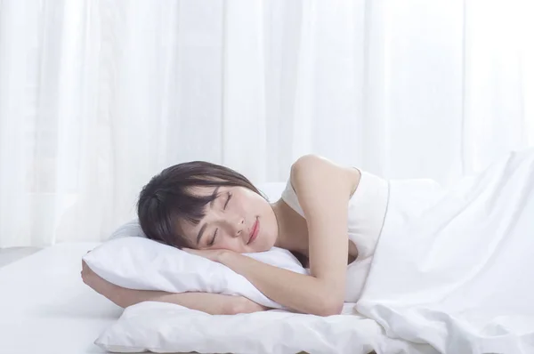 アジアの女性が眠っています — ストック写真