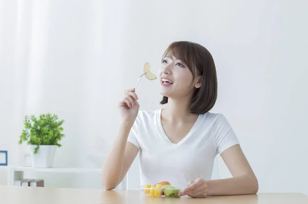 Jeune Femme Asiatique Souriant Manger Des Fruits — Photo