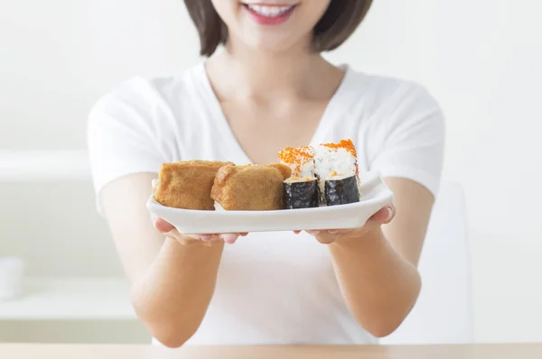 Jovem Mulher Asiática Sorrindo Segurando Prato Sushi — Fotografia de Stock