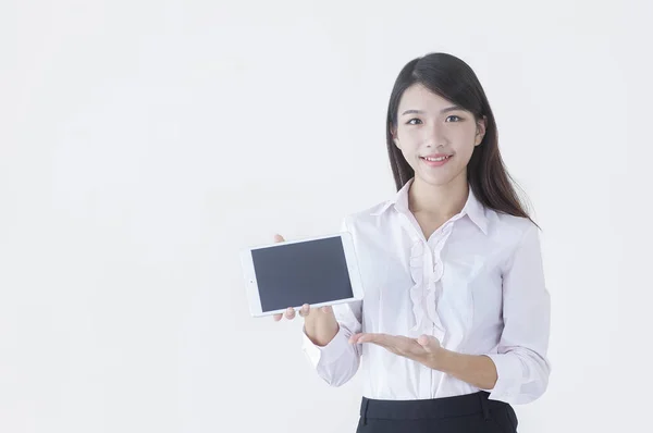 Jovem Mulher Asiática Vestindo Terno Segurando Tablet Sorrindo Para Câmera — Fotografia de Stock