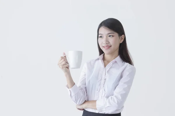 Jovem Asiática Vestindo Terno Segurando Uma Caneca Sorrindo Olhando Para — Fotografia de Stock