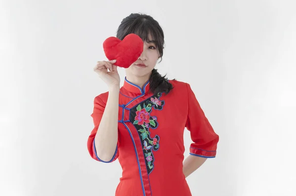 Jeune Femme Asiatique Portant Cheongsam Chinois Tenant Cœur Souriant Caméra — Photo