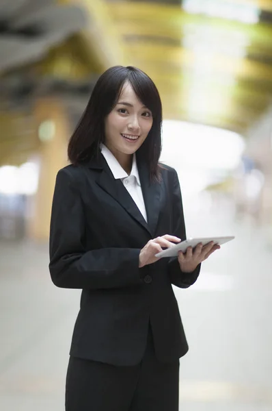 Jovem Mulher Asiática Vestindo Terno Usando Tablet Sorrindo Para Câmera — Fotografia de Stock