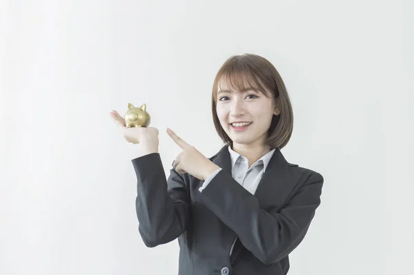 Jovem Ásia Mulher Vestindo Terno Segurando Ouro Porquinho Banco Sorrindo — Fotografia de Stock