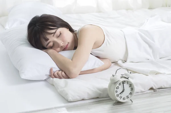 Mujer Asiática Durmiendo Despertador Foco — Foto de Stock