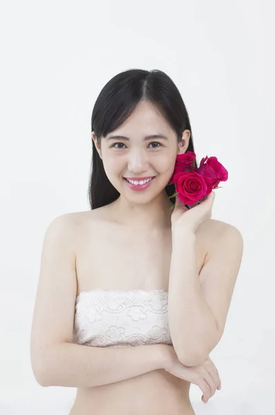 Jeune Femme Asiatique Tenant Une Rose Souriant Caméra — Photo