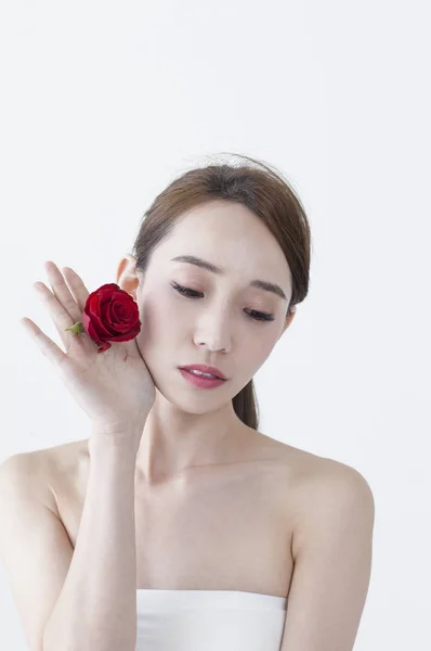 Νεαρά Ασιατικές Γυναίκα Κρατώντας Ένα Κόκκινο Τριαντάφυλλο Και Αναζητούν Μακριά — Φωτογραφία Αρχείου