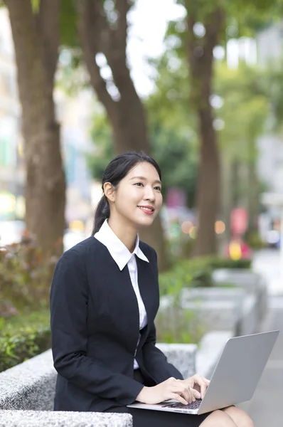 Jeune Femme Asiatique Portant Costume Aide Ordinateur Portable Détournant Les — Photo